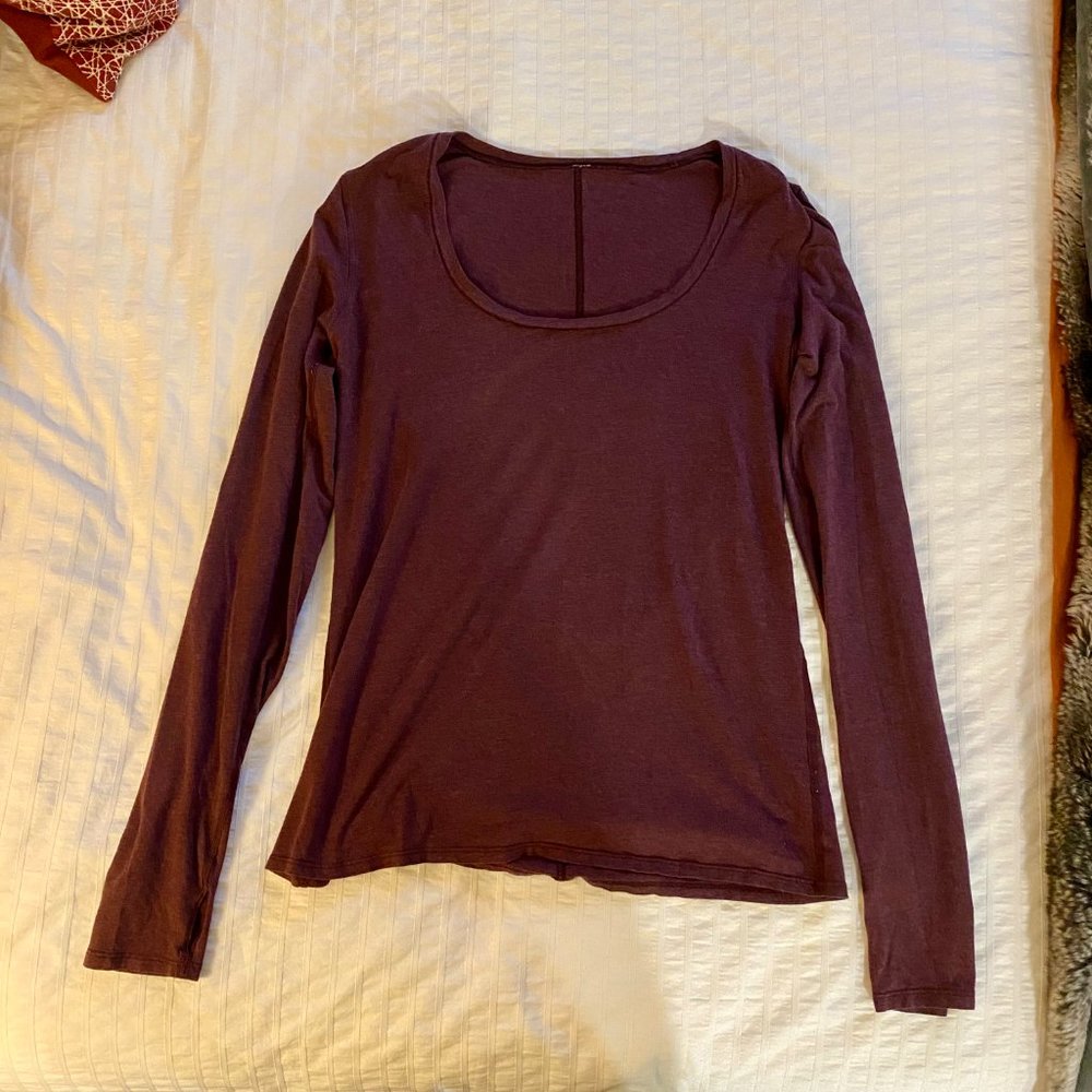 Lululemon women's long-sleeve scoop-neck shirt with thumb loops